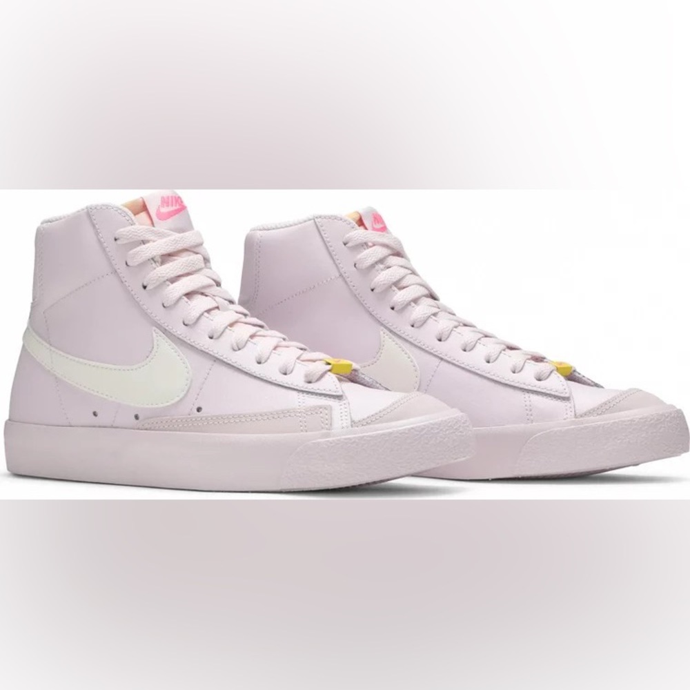 Women's Blazer Mid 77, Digital pink color.